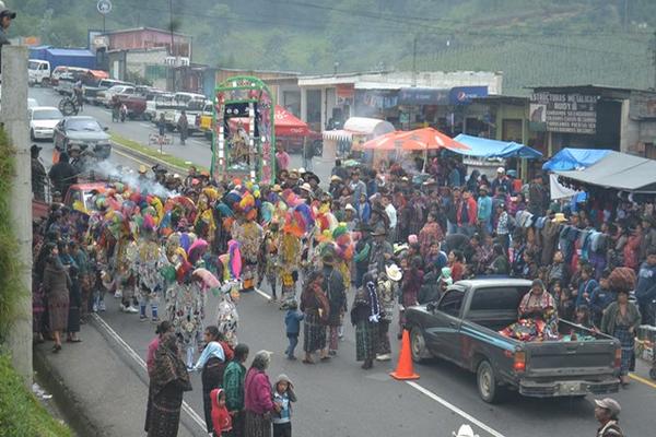 Pobladores sacan en procesión la imagen de la Virgen de la Asunción en Los Encuentros, Sololá. (Foto Prensa Libre: Édgar R. Sáenz)<br _mce_bogus="1"/>