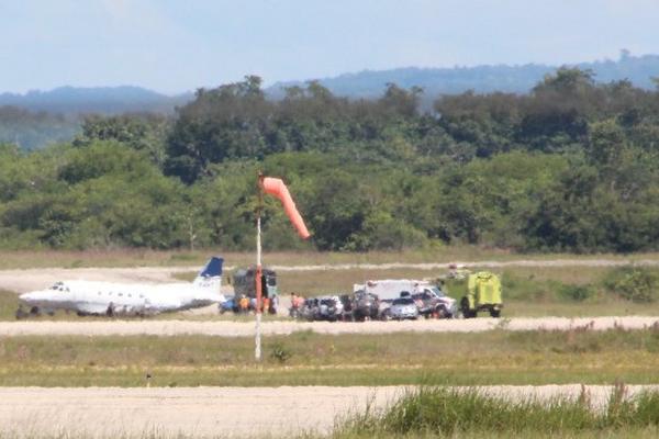 Una aeronave se salió de la pista al aterrizar en el aerpuerto Mundo Maya, en Santa Elena, Petén. (Foto Prensa Libre: Rigoberto Escobar)<br _mce_bogus="1"/>