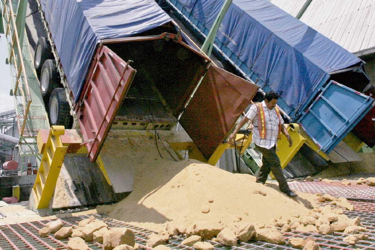 Guatemala no puede despachar la cuota de azúcar a una empresa fabricante de gaseosas de Ecuador . (Foto Prensa Libre: ESBIN GARCIA)