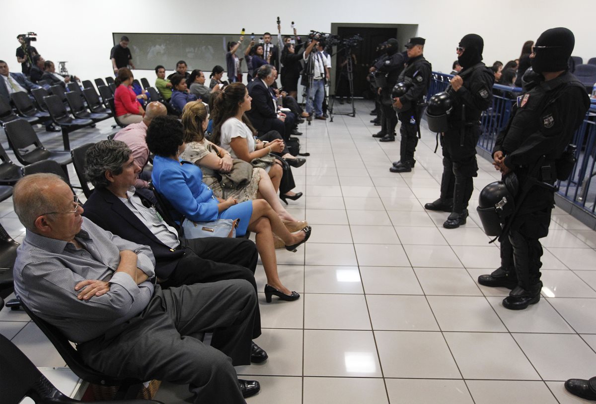 Familiares del expresidente Francisco Flores en la sala de audiencias que muestra un fuerte dispositivo de seguridad. (Foto Prensa Libre: EFE).