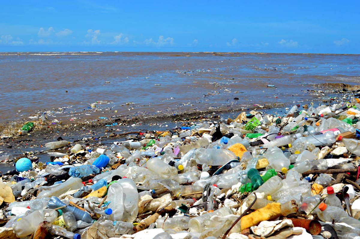 Miles de toneladas de basura llegan al mar Caribe cada año, provenientes de río Motagua. (Foto Prensa Libre: Dony Stewart)