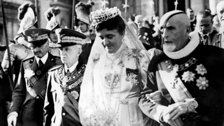 El rey Víctor Manuel III, (el que no tiene ni pipa ni parche) con su esposa, la reina Elena, murió en el exilio en Egipto en 1947. AFP