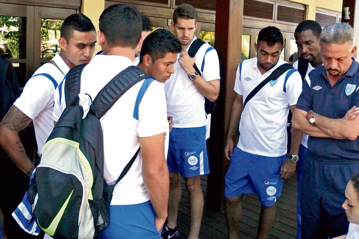 Algunos futbolistas nacionales reciben indicaciones en el hotel; entre ellos, el guardameta Paulo César Motta —segundo a la derecha—. (Foto Prensa Libre: Cortesía CDG)