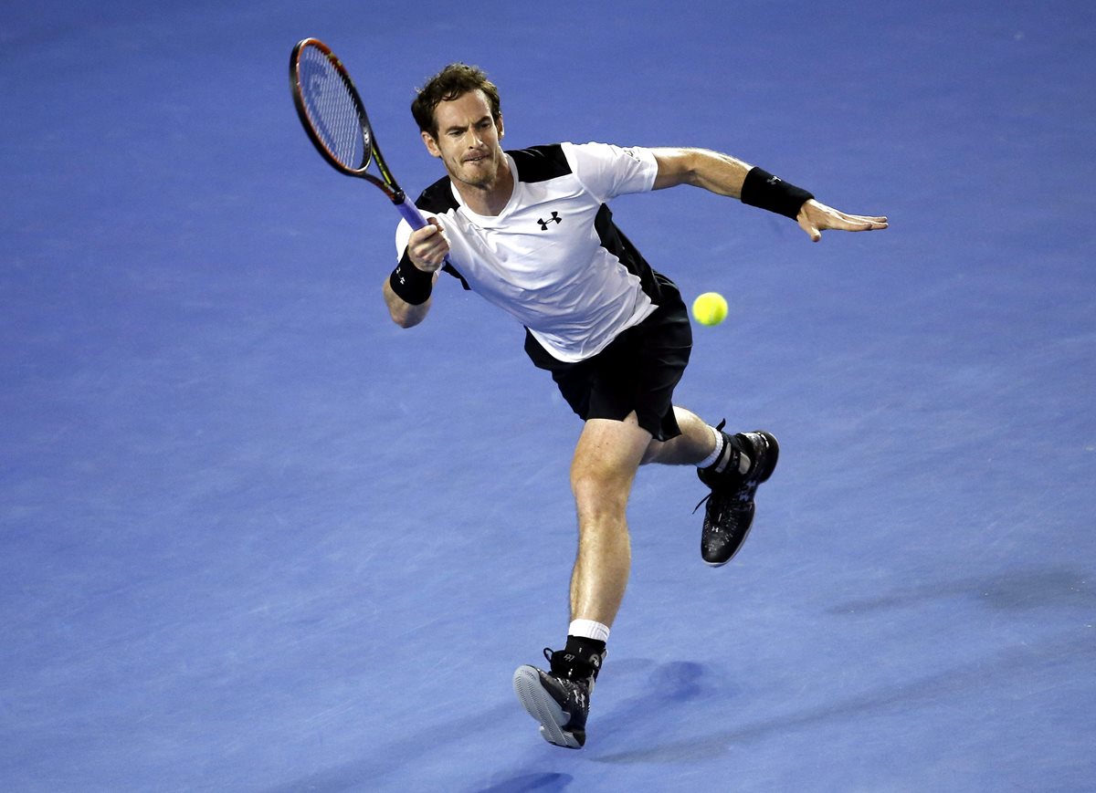 El tenista británico Andy Murray devuelve la bola al español David Ferrer durante su partido de cuartos de final del Abierto de Australia. (Foto Prensa Libre: EFE)