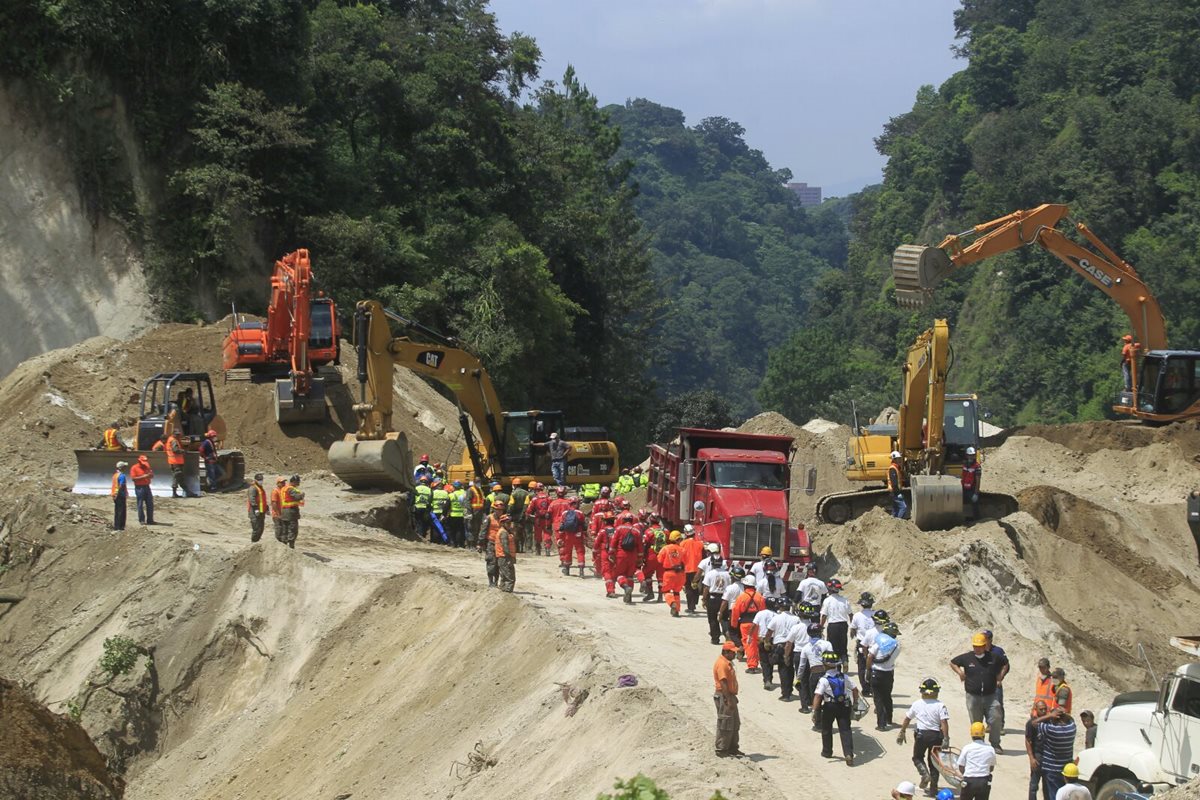 Personal del Ejército y la Conred evalúan las condiciones del área para continuar este lunes con el rescate de cadáveres. (Foto Prensa Libre: Ejército de Guatemala)