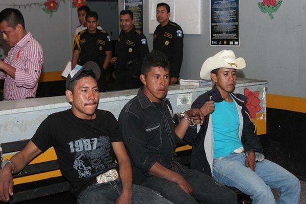 Los tres presuntos asaltantes capturados permanecen en la Comisaría 22, en Jalapa. (Foto Prensa Libre: Hugo Oliva) <br _mce_bogus="1"/>