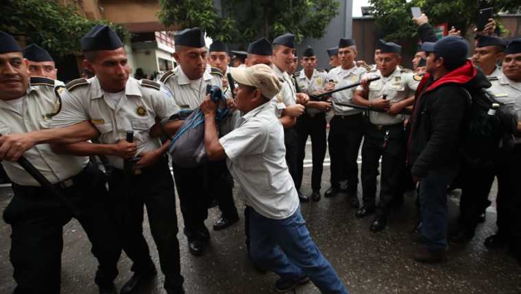 Para salir del Congreso los diputados llamaron a la Policía que bloqueó la manifestación de un grupo de guatemaltecos. (Foto Prensa Libre: Paulo Raquec)