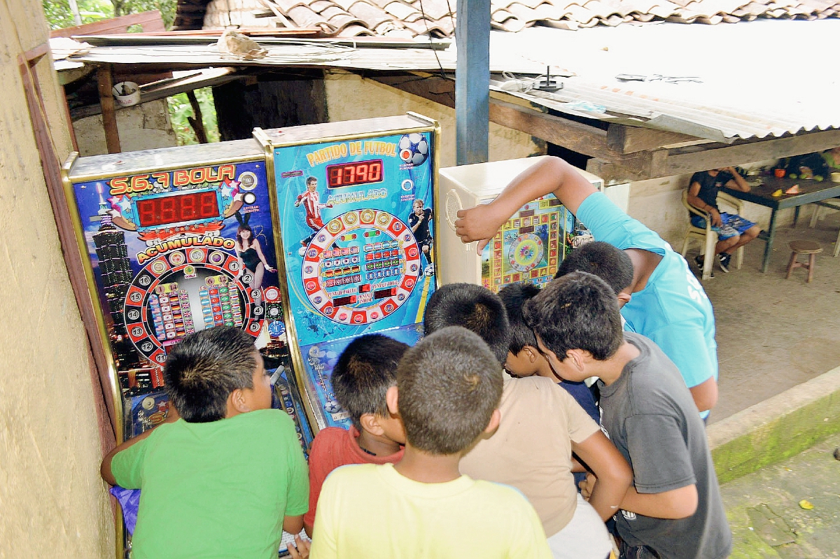 Un grupo de niños juega en máquinas traganíqueles en Nueva Santa Rosa, Santa Rosa, porque en sus planteles educativos no hay clases. (Foto Prensa Libre: Oswaldo Cardona)