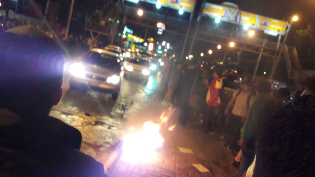 Las personas iniciaron el fuego con el que pretendían incendiar el vehículo. (Foto Prensa Libre: Amílcar Montejo).