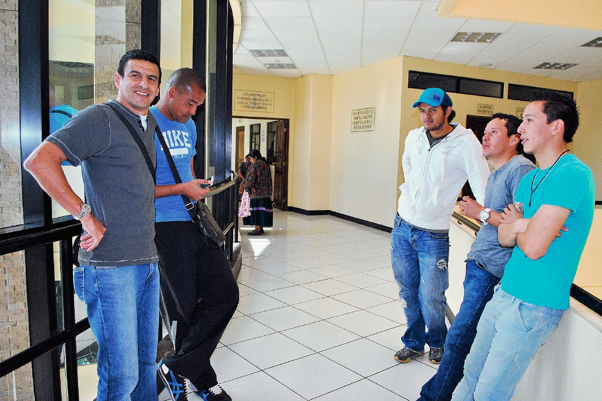 Cinco de los jugadores que enfrentan proceso por caso de agresión a menor, en Quetzaltenango. (Foto Prensa Libre: Alejandra Martínez)
