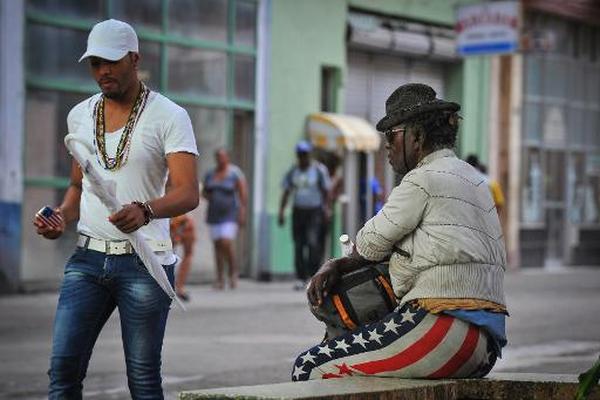 Un hombre viste pantalones con la estampa de la bandera de Estados Unidos, en La Habana. (Foto Prensa Libre: AFP)