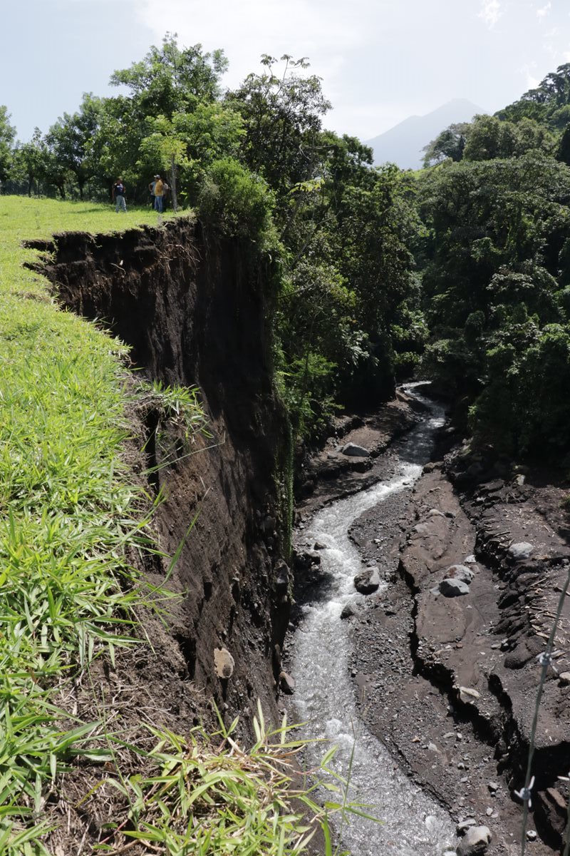 Uno de los límites de la finca Palo Verde se desboronó, por el paso del río El Mineral. (Foto Prensa Libre: Víctor Chamalé)