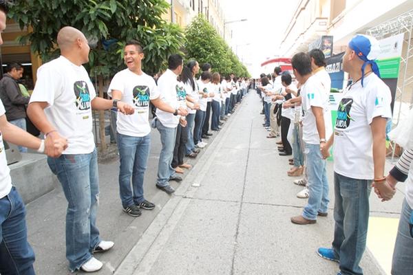 Jóvenes de distintas organizaciones participan en una actividad en la Sexta Avenida donde se anunció la cadena humana para el 2012. (Foto Prensa Libre: Carlos Sebastián)<br _mce_bogus="1"/>
