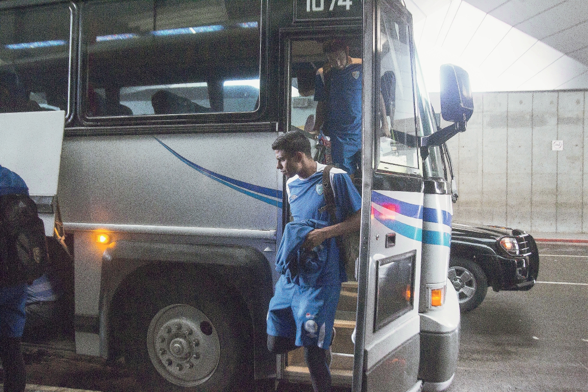 Guatemala partió rumbo a Bermudas para encarar el partido de vuelta de la eliminatoria mundialista a Rusia 2018. (Foto Prensa Libre: Norvin Mendoza)