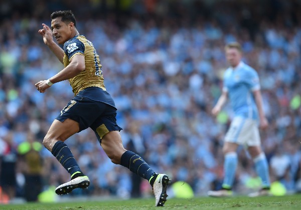 Alexis Sánchez festeja después de anotar. (Foto Prensa Libre: AFP)