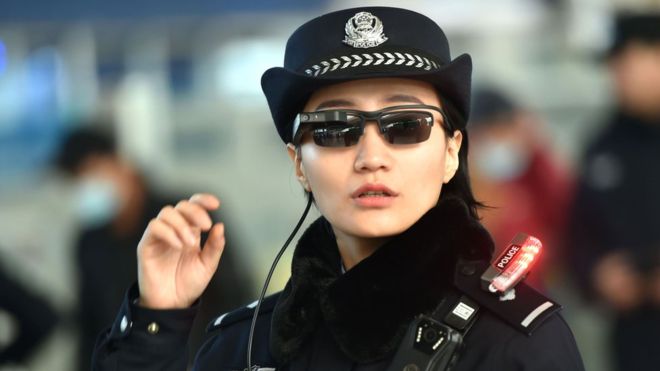A través de estas nuevas gafas inteligentes, la policía puede tomar una foto y acceder a una base de datos interna de sospechosos. (Foto Prensa Libre:AFP)