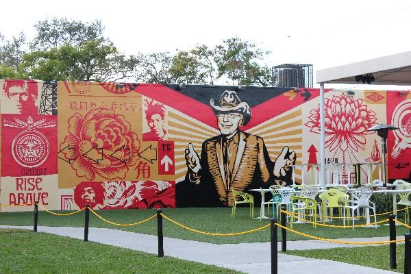 grafito en  Wynwood, el barrio artístico de Miami que es referente de las nuevas corrientes plásticas, en coincidencia con el Art Basel Miami Beach. (Foto Prensa Libre: EFE)