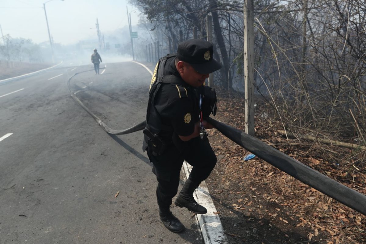 Elementos de la Policía Nacional Civil también apoyan en el sector.