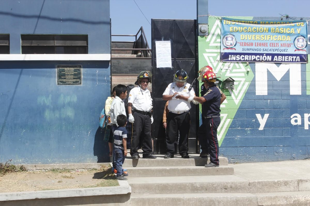 Establecimiento educativo donde se registró la alarma, en Sumpango, Sacatepéquez. (Foto Prensa Libre: Víctor Chamalé).