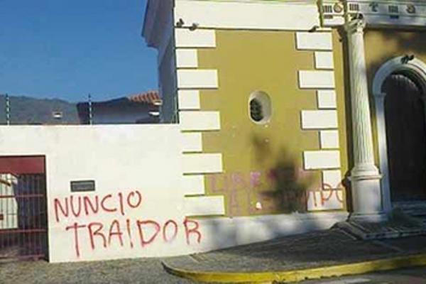 Pintas en la entrada de la iglesia dejaron los sujetos que perpetraron el hecho en el oeste de Venzuela. (Foto Prensa Libre: tomada de internet).