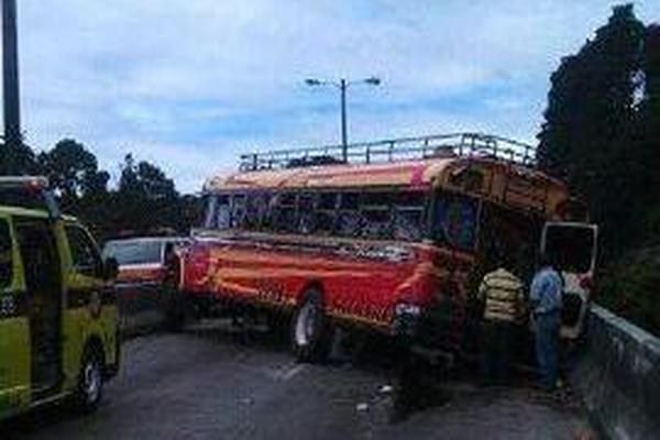 Accidente en kilómetro 12 de la ruta a El Salvador. (Foto Prensa Libre: PMT de Santa Catarina Pinula)