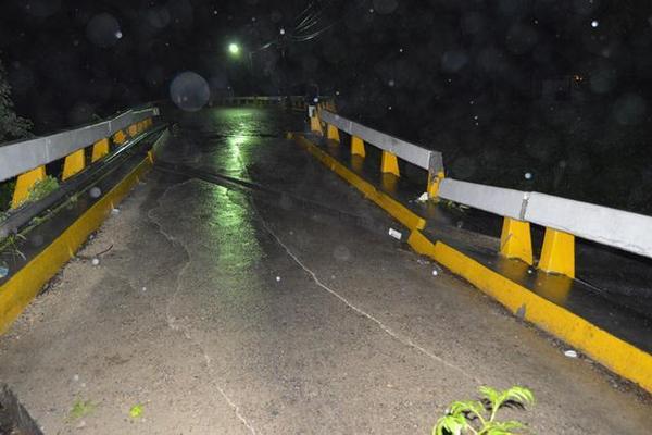 Parte dañada del puente Arnoldo Vargas, en Zacapa. (Foto Prensa Libre: Víctor Gómez)