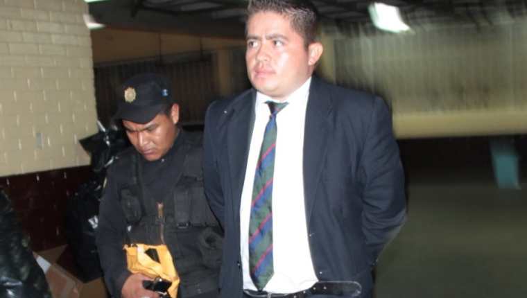 Hernán Donai Bernal Corado fue detenido por la Policía en la zona 7 capitalina, se le incautó una pistola,  cuatro tolvas y 60 municiones. (Foto Prensa Libre: cortersía PNC)