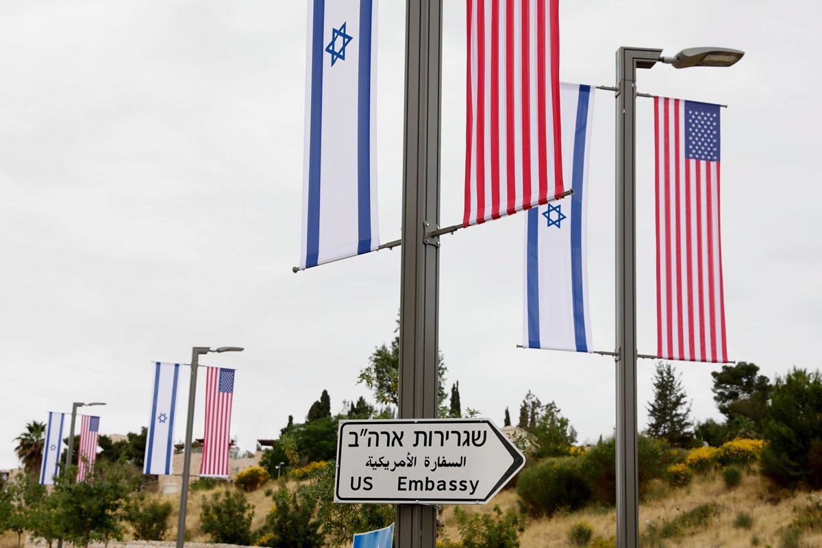 Un cartel indica la dirección del consulado de Estados Unidos en Jerusalén.(Foto Prensa Libre:EFE).