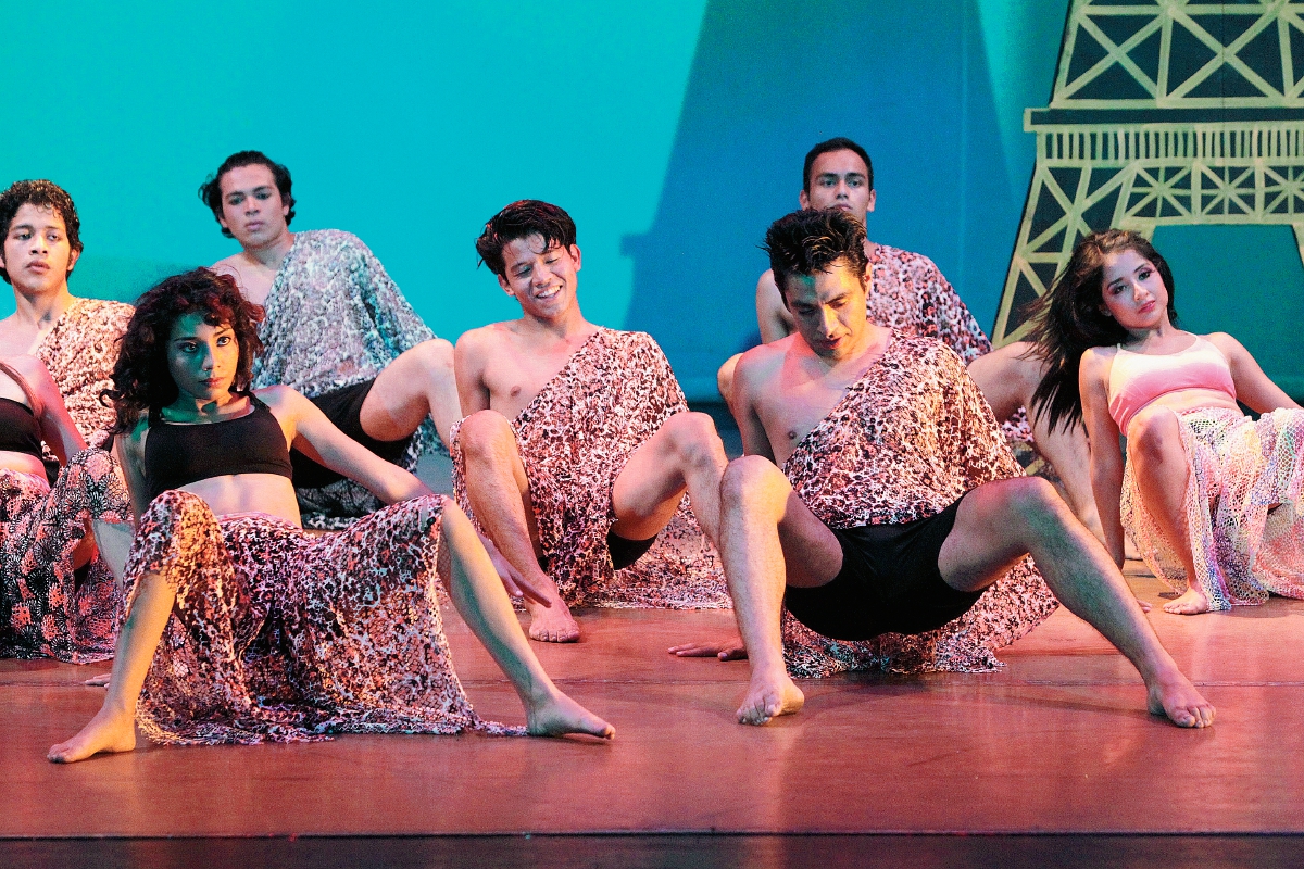 La actuación del grupo de danza contemporánea Amadanza, cerrará los espectáculos artísticos presentados en el Festival de Junio 2015, del Centro Cultural Miguel Ángel Asturias. Foto Prensa Libre: Edwin Castro