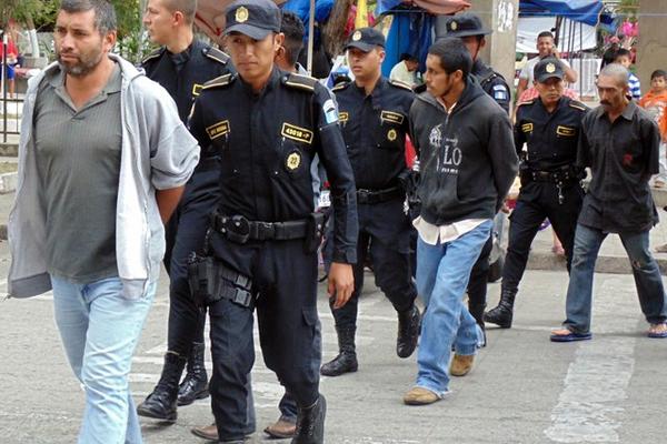 Agentes de la PNC trasladaron a los señalados al Juzgado de Primera Instancia Penal de Jalapa, donde fueron ligados a proceso. (Foto Prensa Libre: Hugo Oliva)