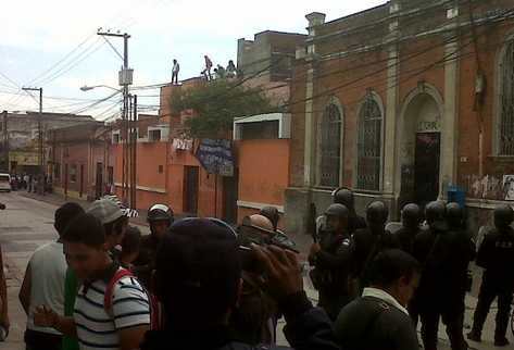 Fuerzas de seguridad se congregan frente al Instituto Rafael Aqueche. (Foto Prensa Libre: Omar Archila)