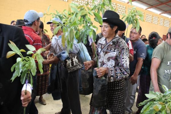 Pobladores de San José Chacayá recibieron pilones de árboles frutales. (Foto Prensa Libre: Ángel Julajuj)<br _mce_bogus="1"/>