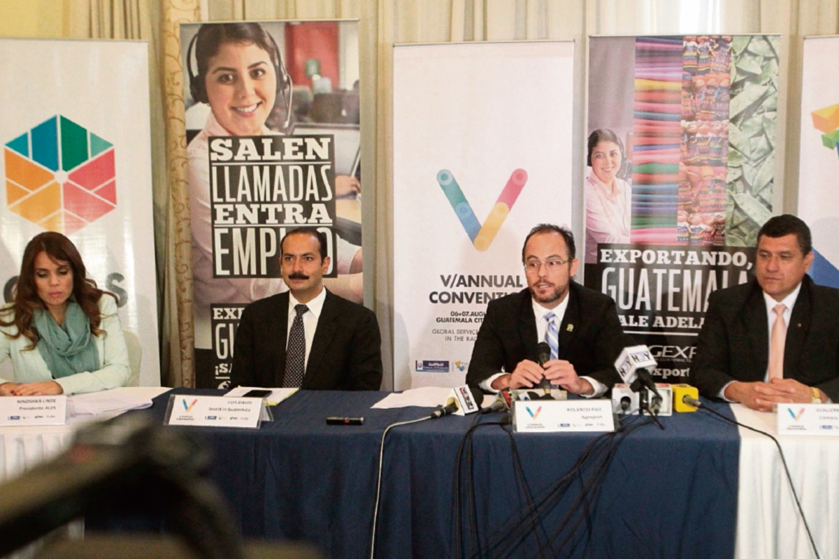 Representantes de sectores de información y gestión de procesos de Guatemala anuncian la quinta convención anual Servicios Globales. (Foto Prensa Libre: Álvaro Interiano)