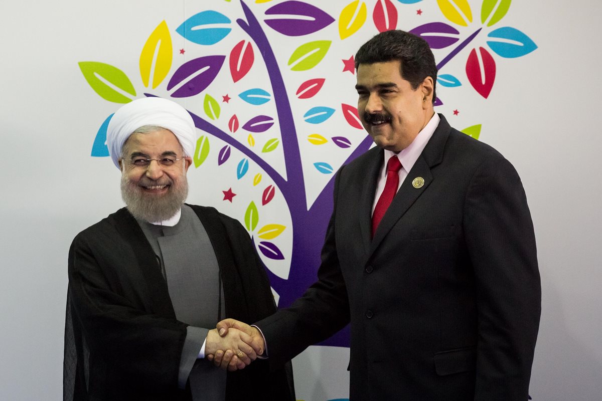 El presidente venezolano, Nicolás Maduro -Der.- es respaldado por el presidente iraní, Hassan Rouhani. (Foto Prensa Libre: EFE)