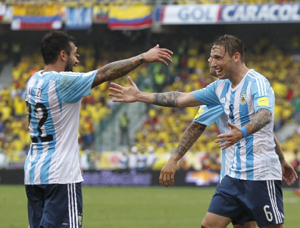 El Pocho Lavezzi y Lucas Biglia festejan el gol del triunfo. (Foto Prensa Libre: AP)
