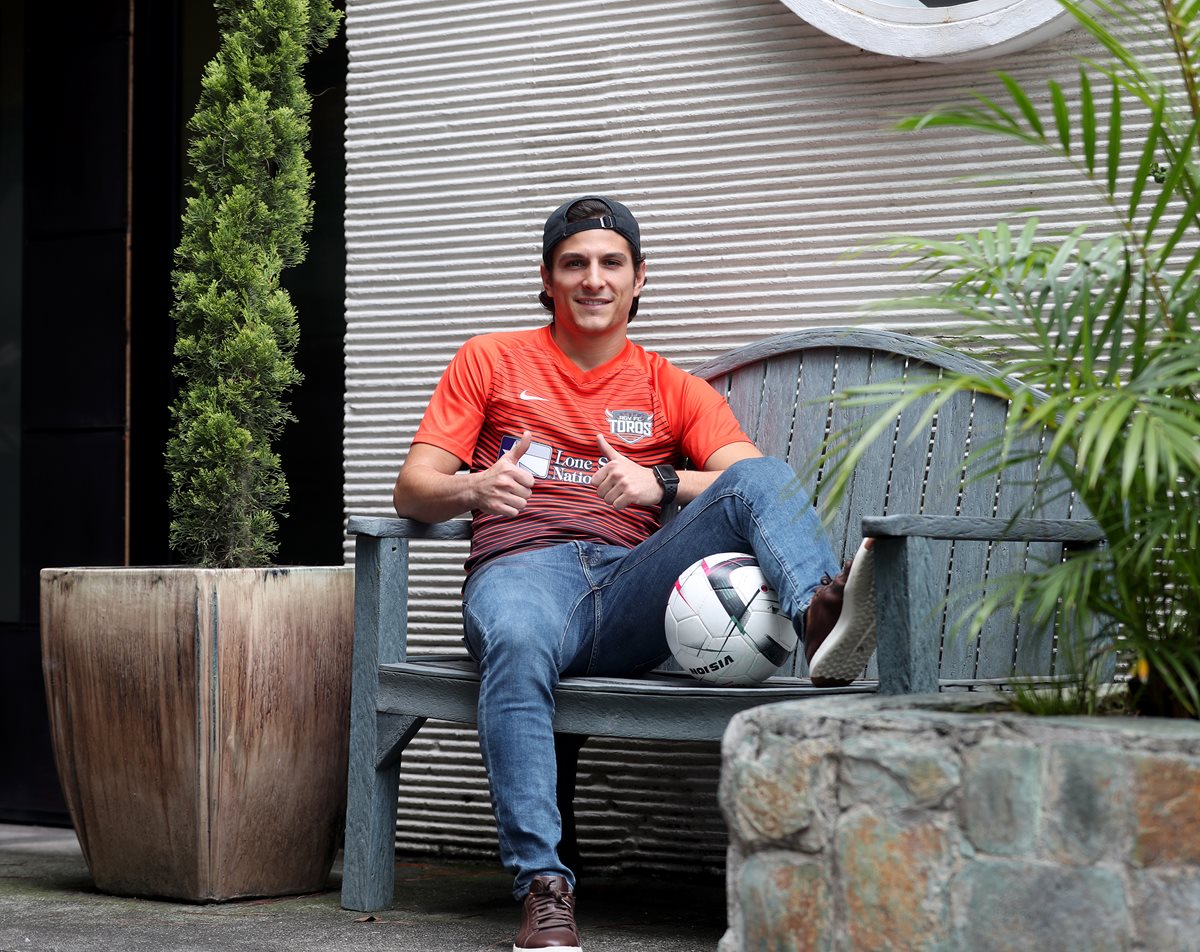 El volante guatemalteco Pablo Andrés Aguilar se encuentra en el país, para volver a convivir con su familia y con sus amigos, a espera de tener una oportunidad en la Selección Nacional (Foto Prensa Libre: Edwin Fajardo)