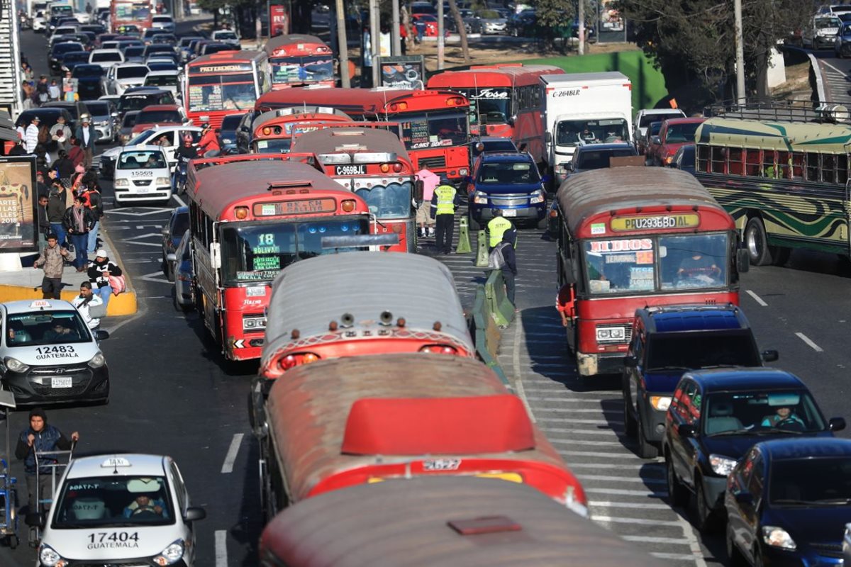 El tráfico continúa complicado en la calzada Roosevelt, a inmediaciones del mercado del Guardia rumbo al Trébol. (Foto Prensa Libre: Carlos Hernández)