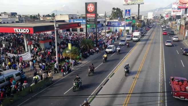 Manifestantes se dirigen hacia el Centro Histórico desde El Trébol.