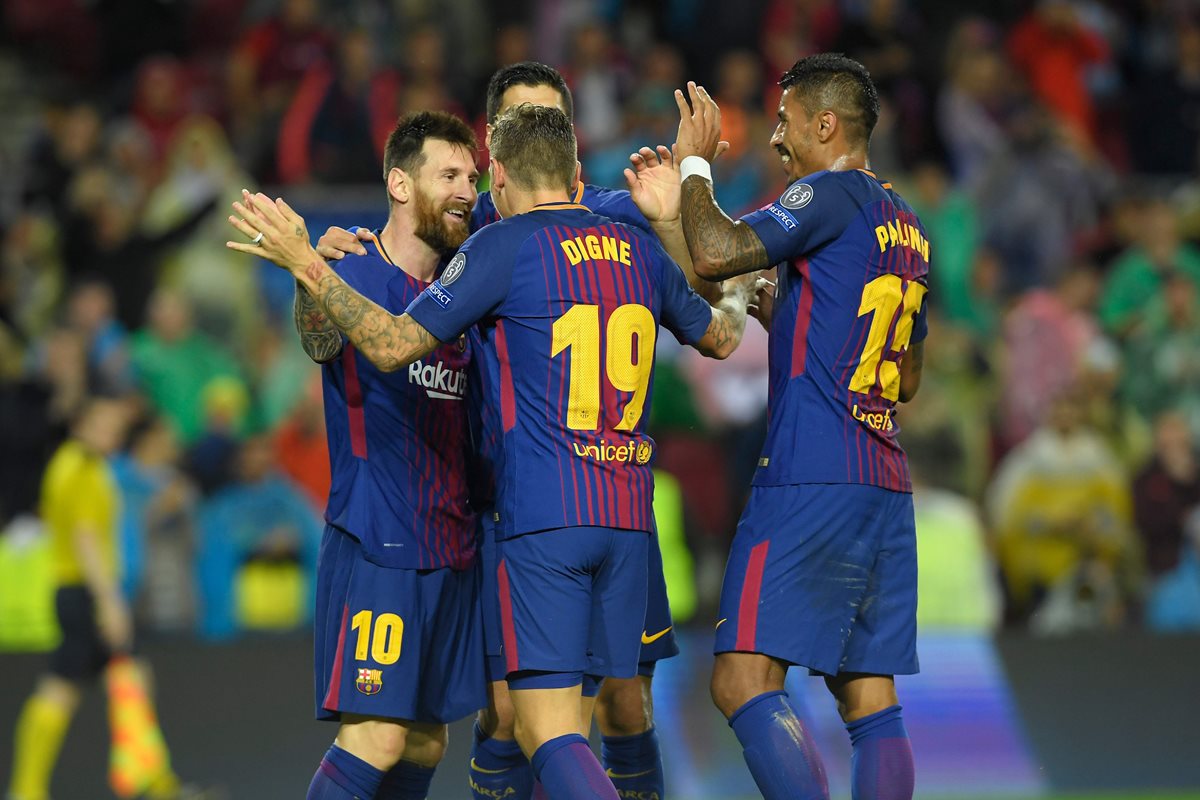 Los jugadores del Barcelona festejan durante el juego frente al Olympiacos, en el Camp Nou. (Foto Prensa Libre: AFP)
