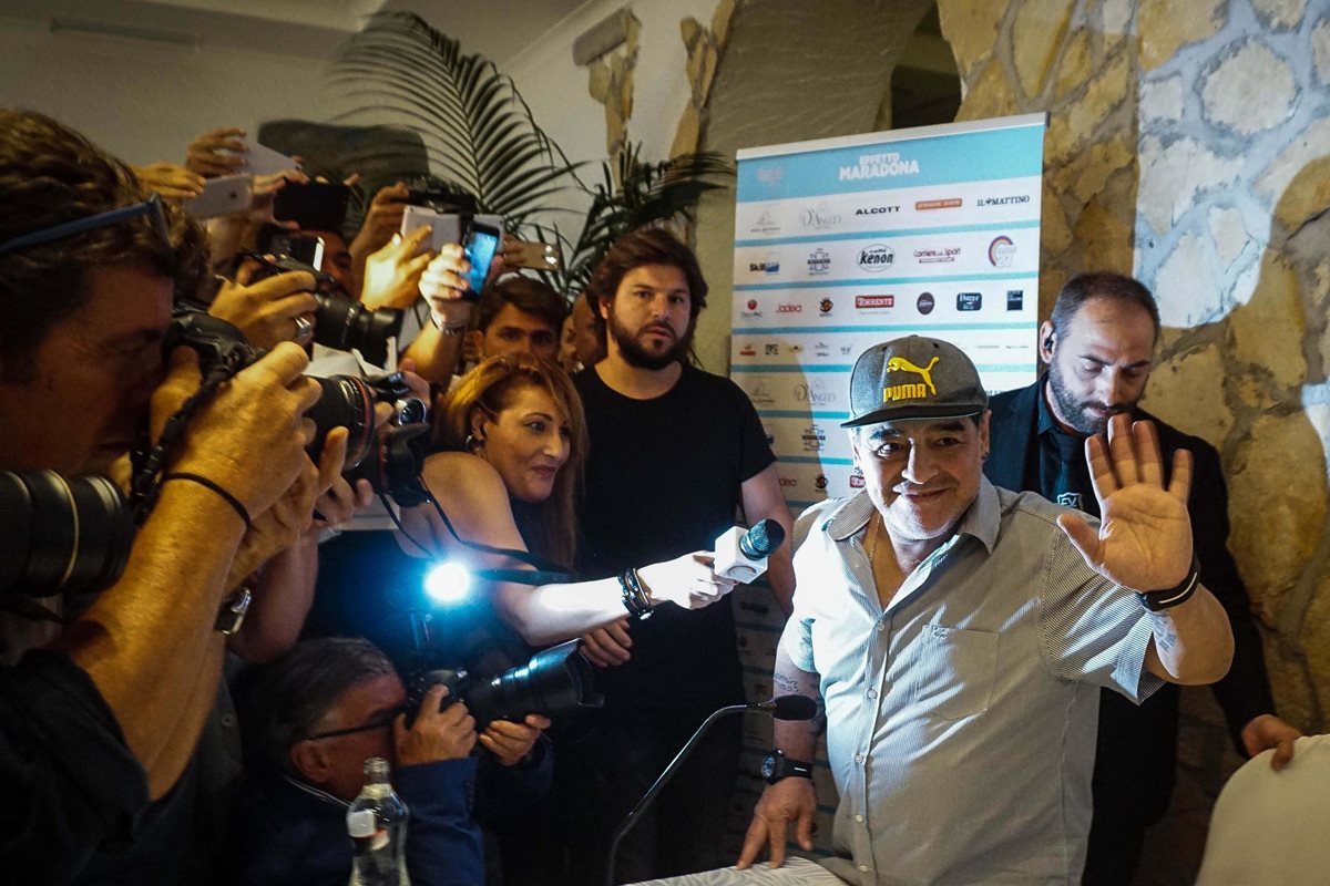 El exjugador argentino Diego Armando Maradona recibirá la ciudadanía honorífica napolitana en la sede del Ayuntamiento. (Foto Prensa Libre: AP)