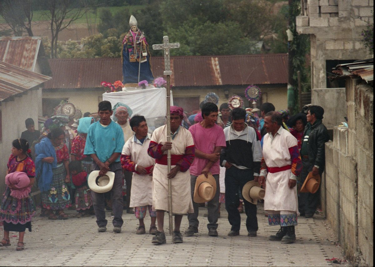 La imagen del obispo San Martín de Tour, preside la procesión en la fiesta patronal de San Martín Sacatepéquez, Quetzaltenango. (Foto Prensa Libre: Edwin Castro)