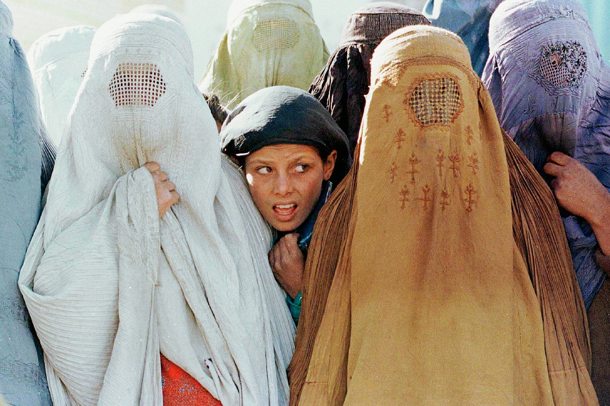 Las niñas  son víctimas de ataques por talibanes, quienes han estado  en contra de la educación femenina, (Foto Prensa Libre:EFE).
