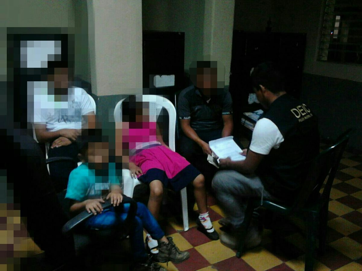 Agentes policiales resguardan a menores localizados y rescatados en Escuintla. (Foto Prensa Libre: PNC)