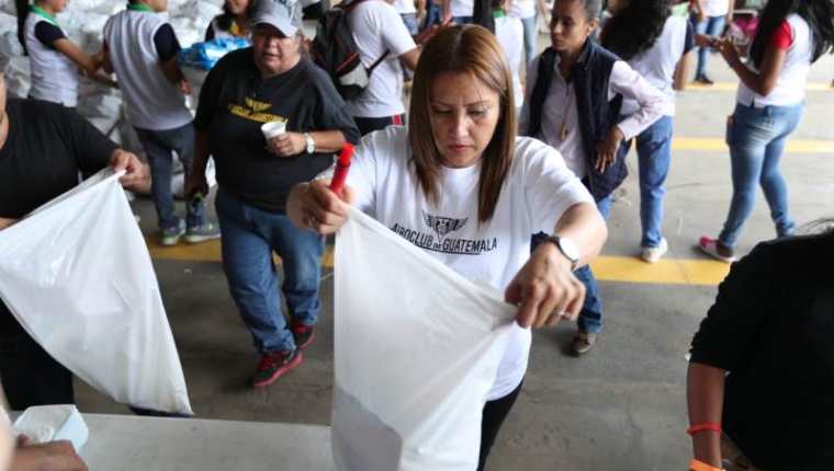 Patricia Marroquín ha hecho voluntariado para damnificados de la erupción del Volcán de Fuego. (Foto Prensa Libre: Esbin García)
