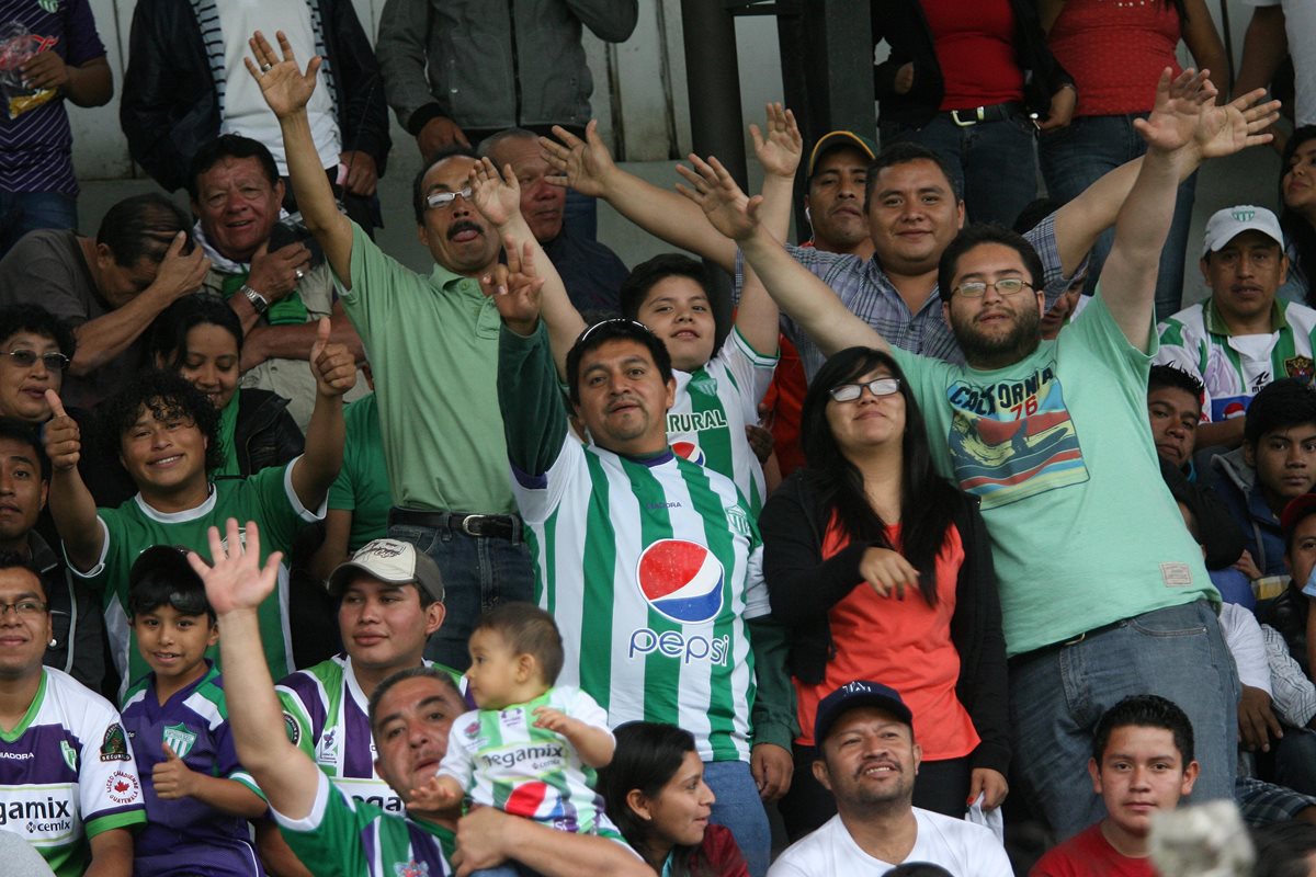 Los aficionados antigüeños mostraron su alegría durante el encuentro. (Foto Prensa Libre: Jesús Cuque)
