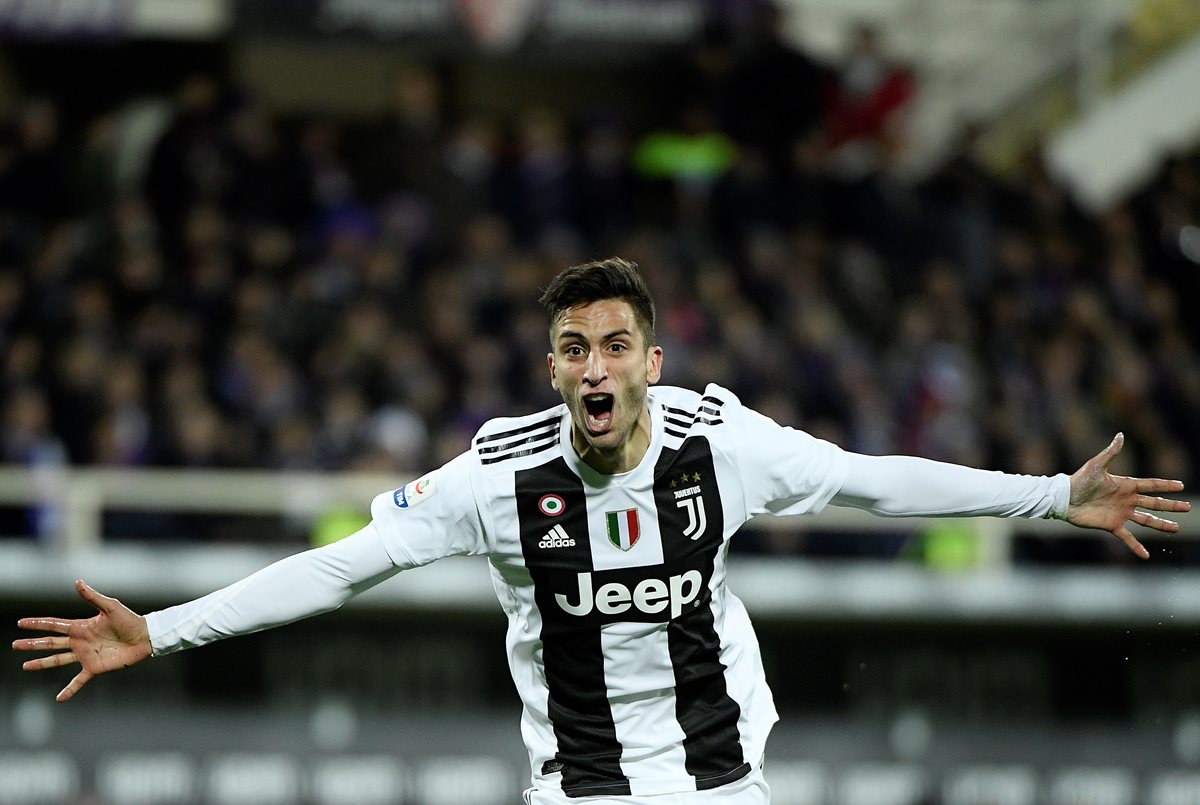 El uruguayo Rodrigo Bentancur fue el anotador del primer tanto de la Juventus en Florencia. (Foto Prensa Libre: AFP)