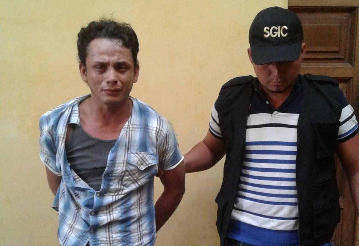 Bryan José García Cáceres fue detenido por la Policía cuando cobraba una supuesta extorsión, en la colonia Obregón, zona 2 de Mazatenango, Suchitepéquez. (Foto Prensa Libre: Melvin Popá)