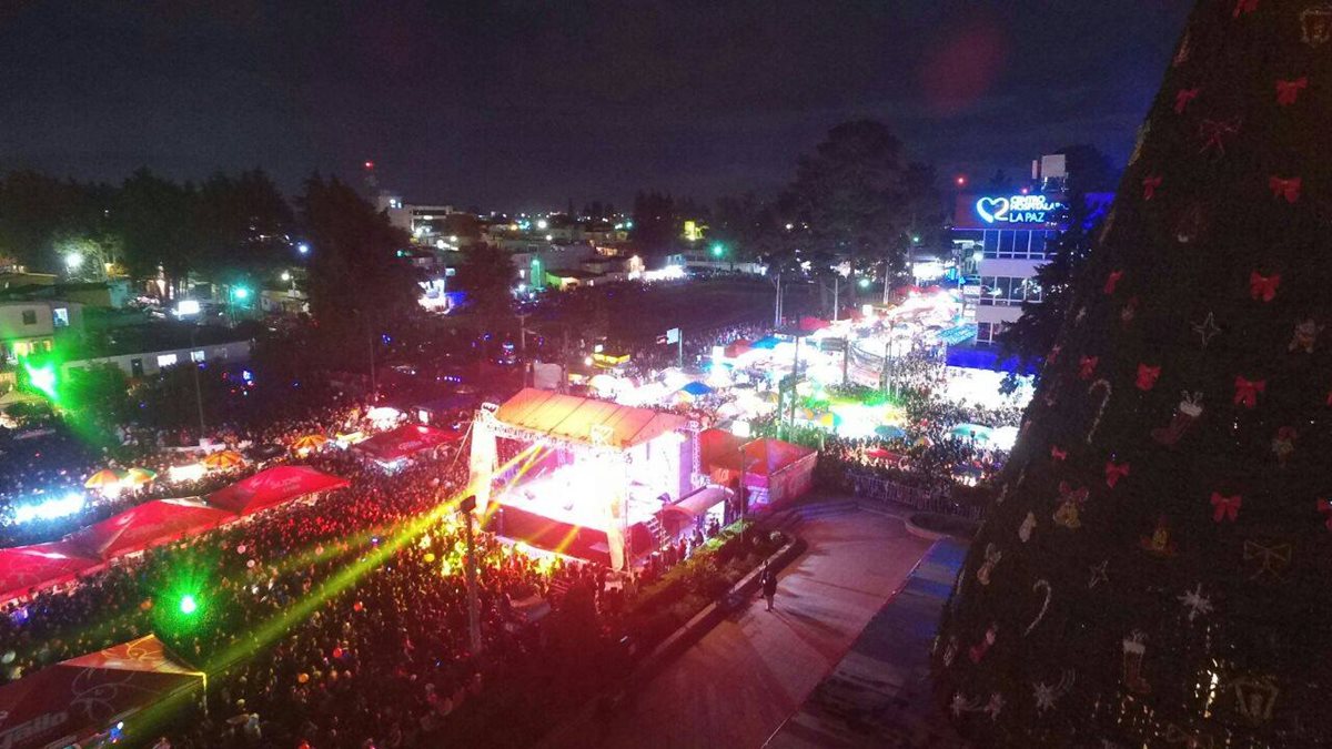 El encendido del Árbol Gallo será uno de los principales atractivos este sábado en Xela, evento en el que se espera a miles de personas. (Foto Prensa Libre: Raúl Juárez)