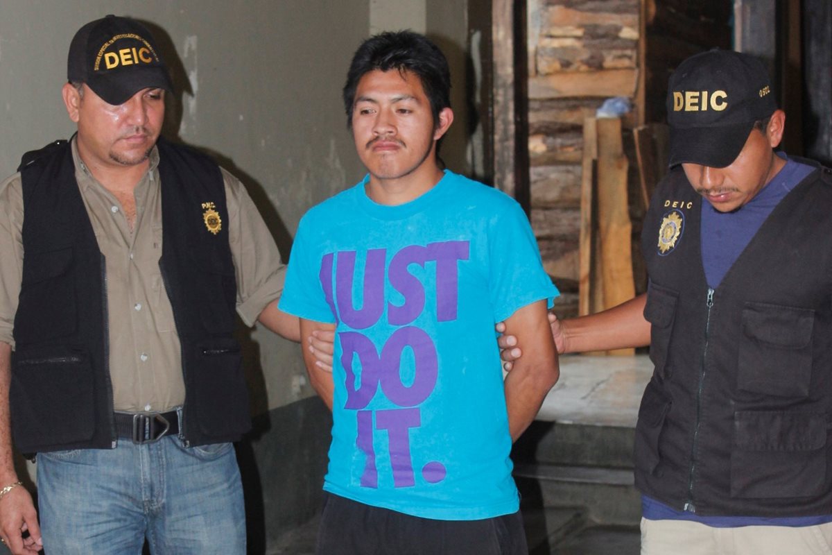 Édgar Osbelí Camey Andrés fue capturado por la PNC en la cabecera de Chimaltenango, sindicado de asesinato. (Foto Prensa Libre: Víctor Hugo Chamalé)
