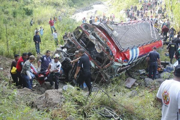 Autobús se embarrancó en el km 64 de la ruta a San Martín Jilotepeque, el pasado 9 de septiembre.